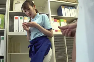 Cô gái trẻ đầu tròn liếm sạch sẽ hậu môn và chờ quan hệ tình dục