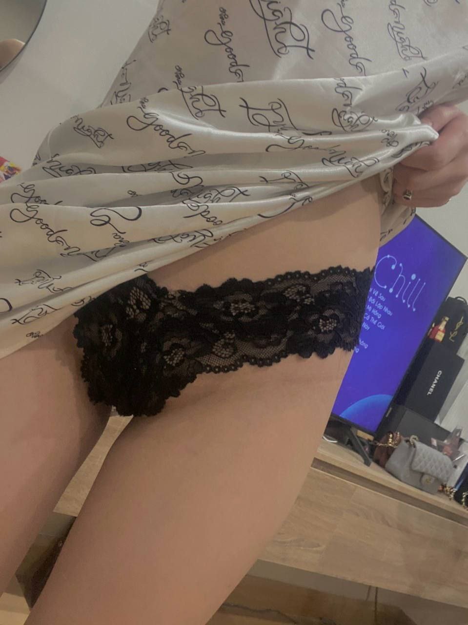 Gõ cửa phàn nàn vì tiếng rên như phim jav , nhưng đó lại là của cô hàng xóm